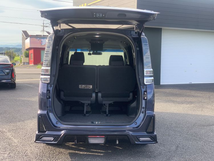 TOYOTA VOXY V HIBRIDO thumbnail 6