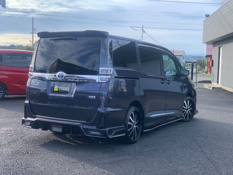 TOYOTA VOXY V HIBRIDO thumbnail 3