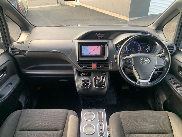 TOYOTA VOXY V HIBRIDO thumbnail 13