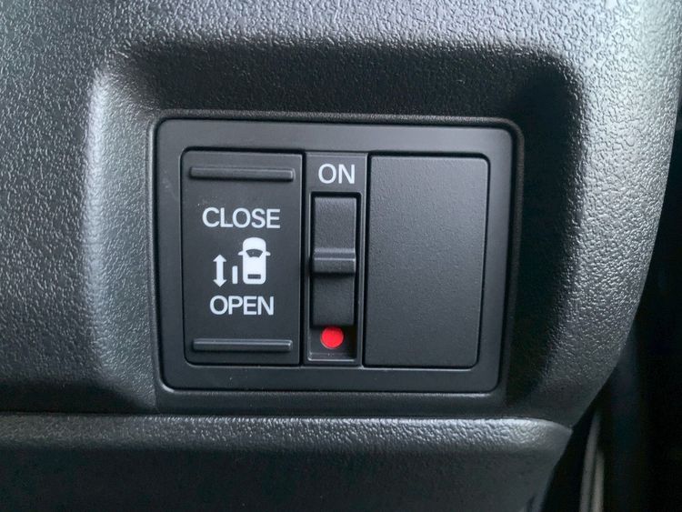 HONDA N-BOX CUSTOM thumbnail 6